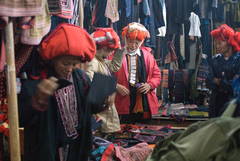 CHI_2189.jpg - sapa - hmong auf dem kleidermarkt